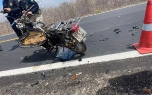 Leia mais sobre o artigo Motociclista morre em colisão com carro que transportava vítimas de tiroteio em Apodi