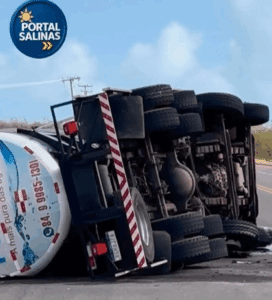 Leia mais sobre o artigo Caminhão-tanque tomba na BR-110, em Areia Branca, e motorista sofre ferimentos leves
