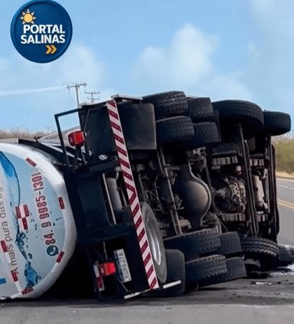 No momento, você está visualizando Caminhão-tanque tomba na BR-110, em Areia Branca, e motorista sofre ferimentos leves