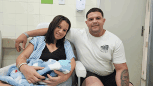 Leia mais sobre o artigo Ana Bezerra Brasileira, primeira nascida no HUAB-UFRN, volta ao hospital para conhecer o bisneto