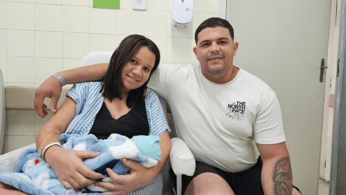 Leia mais sobre o artigo Ana Bezerra Brasileira, primeira nascida no HUAB-UFRN, volta ao hospital para conhecer o bisneto