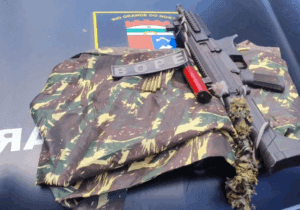 Leia mais sobre o artigo Polícia Militar apreende submetralhadora, munições e roupas camufladas no bairro de Mãe Luiza, Zona Leste de Natal