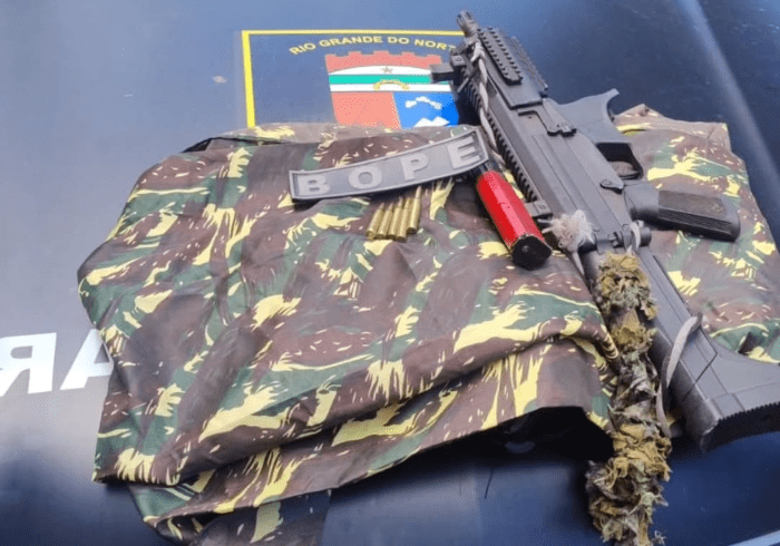Leia mais sobre o artigo Polícia Militar apreende submetralhadora, munições e roupas camufladas no bairro de Mãe Luiza, Zona Leste de Natal