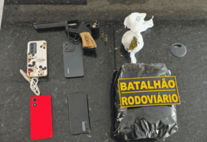 Leia mais sobre o artigo Três pessoas são presas durante blitz da CPRE portando arma de droga
