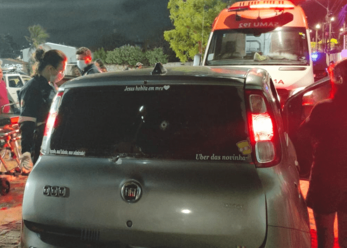 Leia mais sobre o artigo Erro no GPS: turistas entram em rua errada e motorista acaba baleado em Ponta Negra