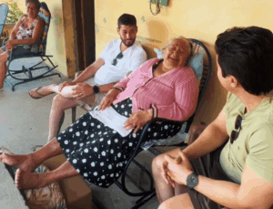 Leia mais sobre o artigo Prefeito Flaviano Lisboa anuncia pavimentação da estrada de Lagoa Queimada durante visita a moradora centenária