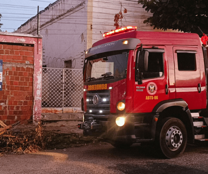 No momento, você está visualizando Incêndio destrói casa abandonada no Centro de Mossoró; equipe do Corpo de Bombeiros é acionada