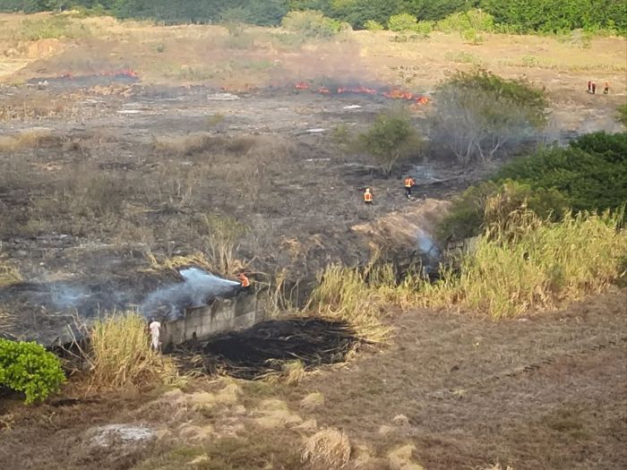 Leia mais sobre o artigo Equipes do Corpo de Bombeiros atuam em três incêndios de grandes proporções na Grande Natal