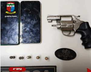 Leia mais sobre o artigo Dois homens são presos com arma de fogo dentro de veículo por aplicativo