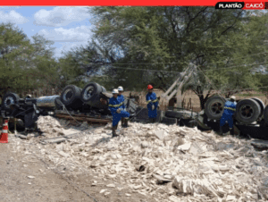 Leia mais sobre o artigo Carreta carregada de gesso tomba na RN-288, em São José do Seridó, e motorista morre no local