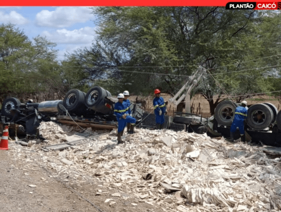 No momento, você está visualizando Carreta carregada de gesso tomba na RN-288, em São José do Seridó, e motorista morre no local