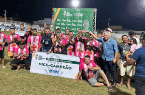 Leia mais sobre o artigo Ex-prefeito Ribamar Leite participa da entrega da premiação da Copa de Futebol que recebeu o seu nome