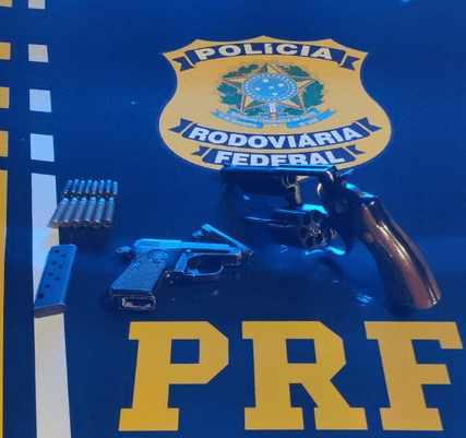 Leia mais sobre o artigo Fiscalização da PRF neste fim de semana resultou em prisões e apreensões de armas de fogo e veículos