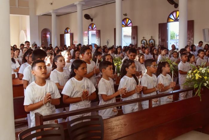 No momento, você está visualizando Mais de 80 crianças recebem a Primeira Eucaristia na Matriz Nossa Senhora Mãe dos Homens, em João Câmara