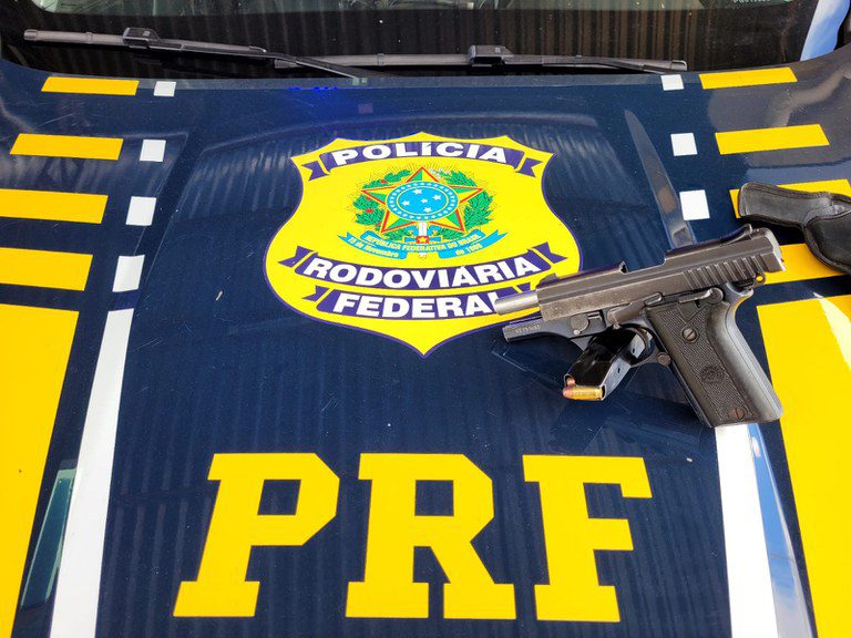 No momento, você está visualizando PRF prende homem por porte ilegal de arma de fogo na BR 406