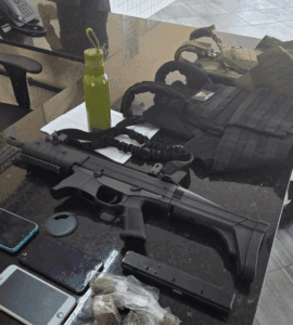 Leia mais sobre o artigo Polícia Militar apreende fuzil, coletes e drogas no Mãe Luíza em Natal durante operação “Mãe Luíza Segura”