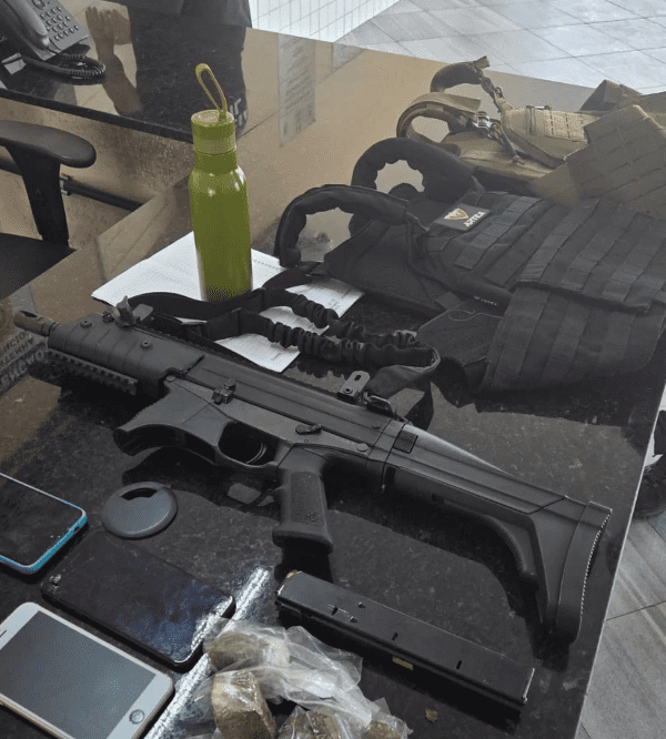No momento, você está visualizando Polícia Militar apreende fuzil, coletes e drogas no Mãe Luíza em Natal durante operação “Mãe Luíza Segura”