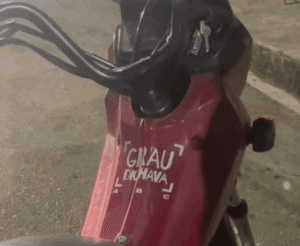 Leia mais sobre o artigo Empinando motocicleta, placa levantada e escape barulhento, jovem empreende fuga e termina preso pelo Batalhão Rodoviário/CPRE