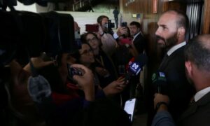 Leia mais sobre o artigo Por unanimidade, STF torna Eduardo Bolsonaro réu por atuação nos EUA