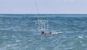 Leia mais sobre o artigo Homem pula das pedras para o mar, outro tenta ajudar e os dois precisam ser socorridos na Praia do Meio