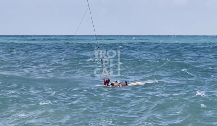 No momento, você está visualizando Homem pula das pedras para o mar, outro tenta ajudar e os dois precisam ser socorridos na Praia do Meio
