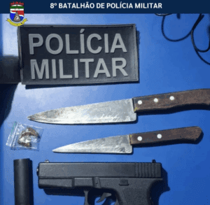 Leia mais sobre o artigo Homens são pegos com simulacro de arma da fogo, arma branca e substância análogo a maconha