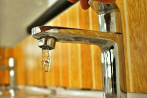 Leia mais sobre o artigo Caern é condenada a pagar indenização de R$ 4 mil  por danos morais, após cidadã ficar quase sete meses sem abastecimento de água em João Câmara