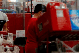 Leia mais sobre o artigo Justiça nega pedido de indenização a cliente que alegou ato ilícito por cobrança de sacola plástica em supermercado