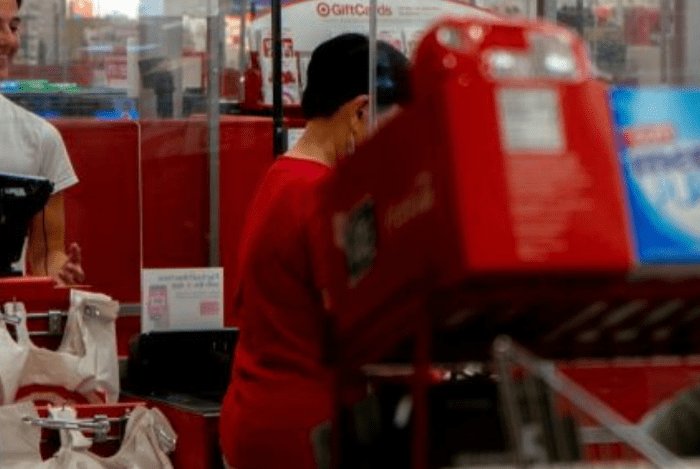 Leia mais sobre o artigo Justiça nega pedido de indenização a cliente que alegou ato ilícito por cobrança de sacola plástica em supermercado