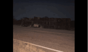 Leia mais sobre o artigo Caminhão baú tomba em rodovia da zona rural de Caicó, na região do Seridó