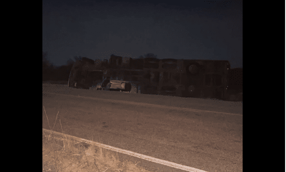 No momento, você está visualizando Caminhão baú tomba em rodovia da zona rural de Caicó, na região do Seridó