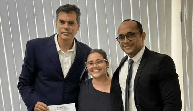 Leia mais sobre o artigo Após reunião com Promotor, prefeita do município de Serrinha, RN anuncia concurso público 