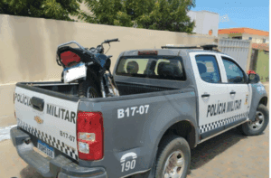 Leia mais sobre o artigo Polícia Militar apreende motocicleta roubada em área de mata em Rio do Fogo