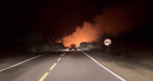 Leia mais sobre o artigo Incêndio de grande porte atinge vegetação às margens da BR-406 e reduz visibilidade entre Taipu e Ceará-Mirim