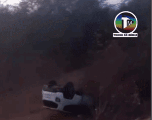 Leia mais sobre o artigo Carro capota após motorista tentar desviar de um animal na RN-091 que liga Santa Cruz a São Bento do Trairi