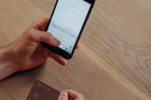 Leia mais sobre o artigo Justiça condena banco por bloqueio indevido de conta usada para recebimento de salário