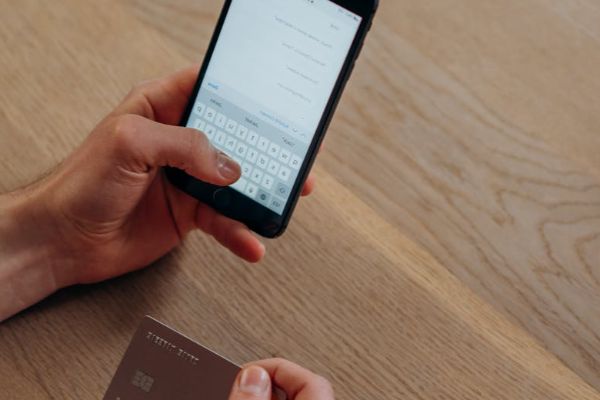 Leia mais sobre o artigo Justiça condena banco por bloqueio indevido de conta usada para recebimento de salário