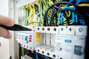 Leia mais sobre o artigo Cosern é condenada a pagar indenização de R$ 5 mil por corte irregular de energia elétrica em residência de idoso