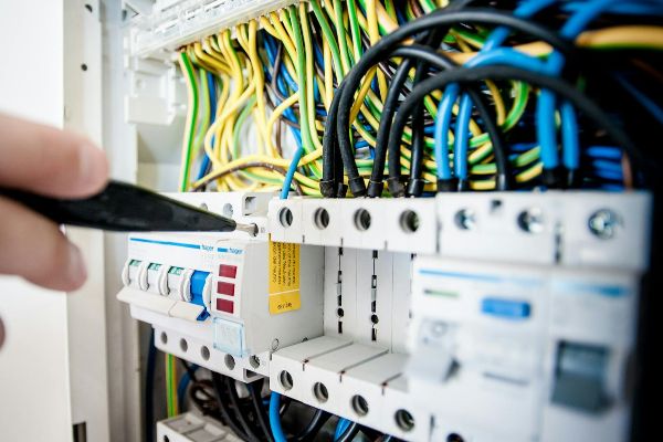 Leia mais sobre o artigo Cosern é condenada a pagar indenização de R$ 5 mil por corte irregular de energia elétrica em residência de idoso