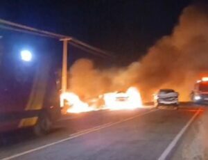 Leia mais sobre o artigo Carros pegam fogo após colisão em rodovia no interior do RN