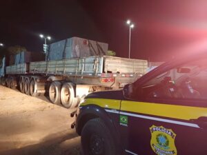 Leia mais sobre o artigo PRF apreende caminhão com carga irregular de blocos de granito na BR-304