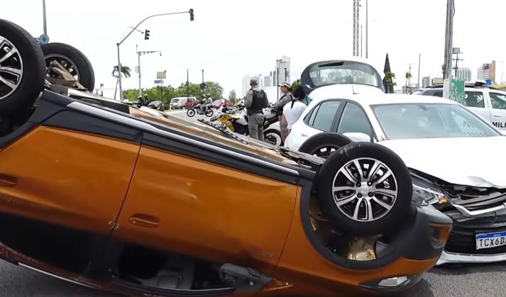 No momento, você está visualizando Carro com mãe e bebê capota após colisão na rotatória da Roberto Freire com Via Costeira
