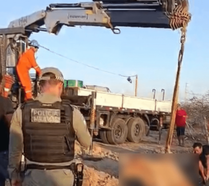 No momento, você está visualizando Polícia Militar resgata vaca presa em vala e restabelece segurança viária em ação conjunta em Macau