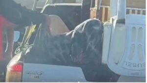 Leia mais sobre o artigo Deu ruim: Passageiras viajam escondidas na carroceria e tentam enganar a PRF na BR 304