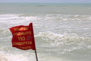 Leia mais sobre o artigo Bombeiros do RN resgatam seis pessoas de afogamento na Praia dos Artistas neste domingo