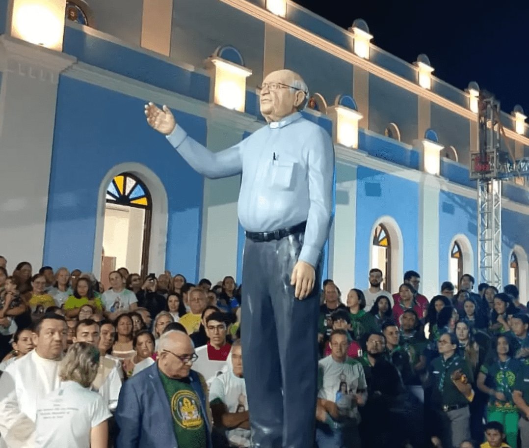 No momento, você está visualizando João Câmara: Estátua em homenagem a Monsenhor Lucena, ‘apóstolo do Mato Grande’, é inaugurada 