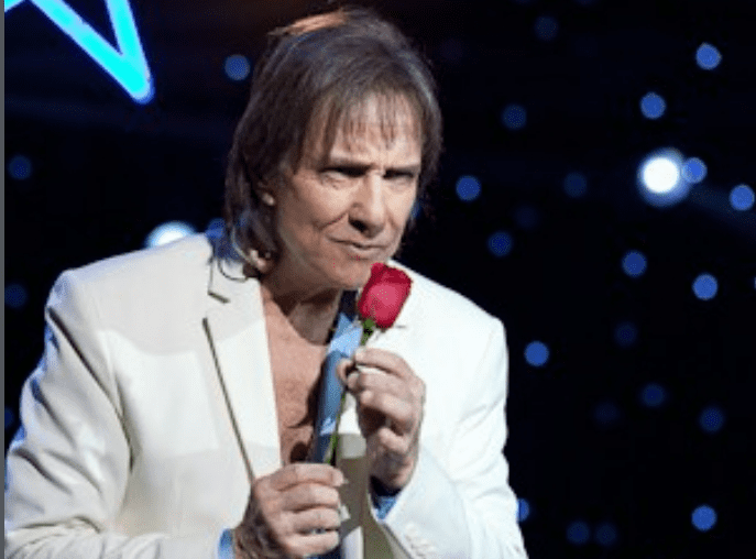 No momento, você está visualizando Cantor Roberto Carlos se envolve em acidente durante gravação do especial de fim de ano da Globo