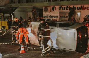 Leia mais sobre o artigo Corpo de bombeiros socorre idoso que bateu carro e tombou na avenida movimentada 