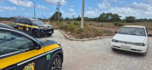 Leia mais sobre o artigo Veículo roubado que ostentava placa falsa é recuperado pela PRF, em São Gonçalo do Amarante/RN