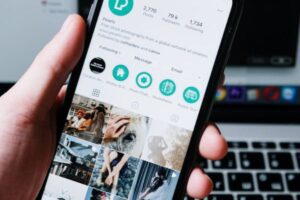 Leia mais sobre o artigo Perfil de rede social deverá excluir vídeos ofensivos e indenizar vítimas em R$ 8 mil por danos morais